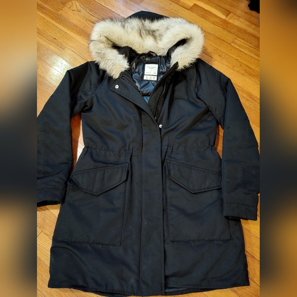Black Abercrombie & Fitch jacket size medium faux fur lined Hood long and comfy